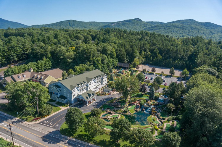 Birds-eye view of Comfort Inn & Suites North Conway, parking lot and ...